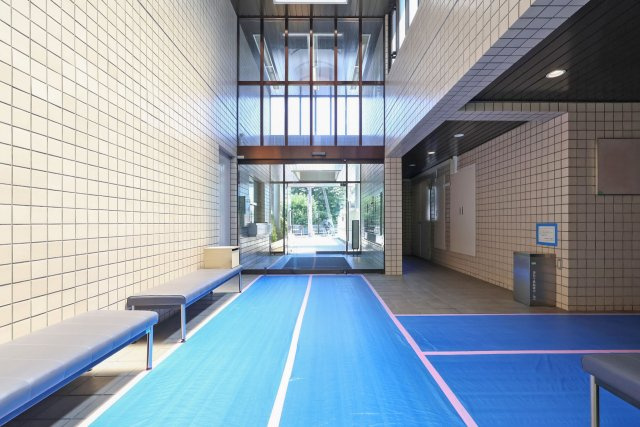 藤和千歳船橋ホームズのエントランス|「千歳船橋」駅徒歩５分！オートロック＆防犯カメラ付き耐震基準適合マンション、藤和千歳船橋ホームズは即日現地案内可能となっておりますので、お気軽にお問い合わせください！