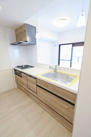 藤和千歳船橋ホームズのキッチン|藤和千歳船橋ホームズ：あると便利な食器洗浄機付きのの対面式システムキッチンは収納力もありキッチン用品もスッキリ収納可能です！