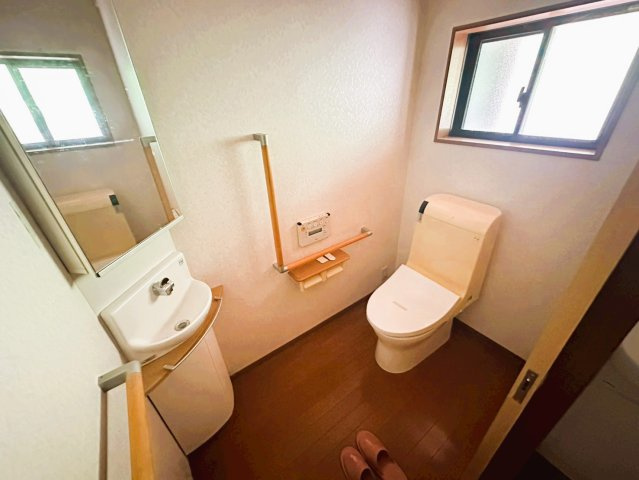 【トイレ】 | 魚瀬町中古戸建 | 清潔感のあるトイレです