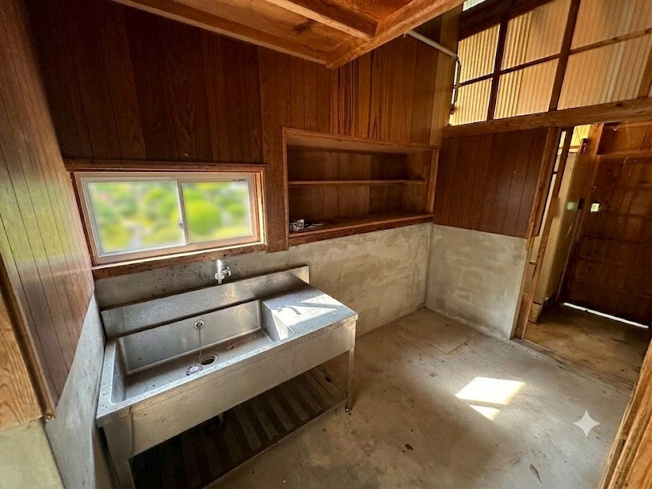 【設備】 | 魚瀬町中古戸建 | 土間倉庫です