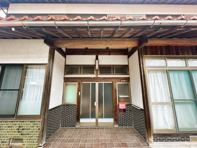 【玄関】 | 魚瀬町中古戸建 | 玄関です