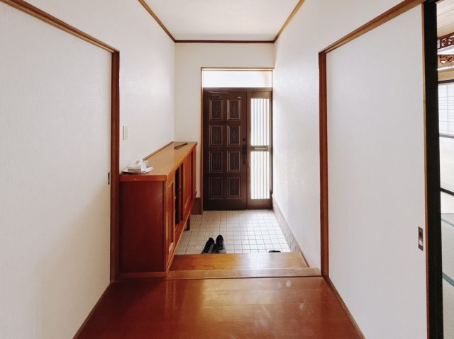 【中古戸建】高崎市吉井本郷の玄関|■玄関｜毎日の「いってらっしゃい」や「お帰りなさい」を大切なご家族と過ごす玄関は〈使いやすさ〉を追求しております。玄関横の物入は急な来客時でもさっとお片付けできるスペースを確保しています。