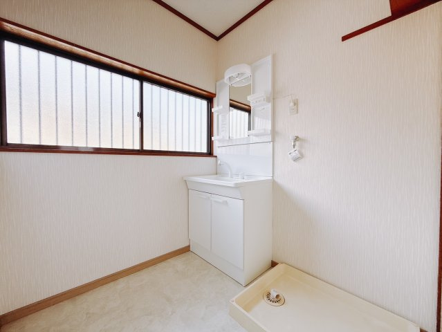 【中古戸建】高崎市吉井本郷の独立洗面台|■洗面室｜大きな鏡で朝の身支度もラクラク♪毎日の忙しい準備が楽しくなる洗面所です(^^♪