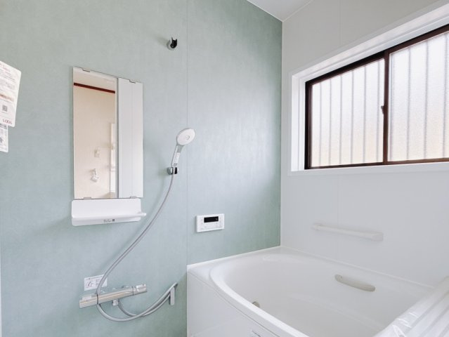 【中古戸建】高崎市吉井本郷の浴室|■浴室｜デザイン性に優れた浴室♪1日の疲れを癒す、ゆったりとしたバスタイムをぜひお過ごしください(*＾＾*)大きな窓付きで嬉しい♪