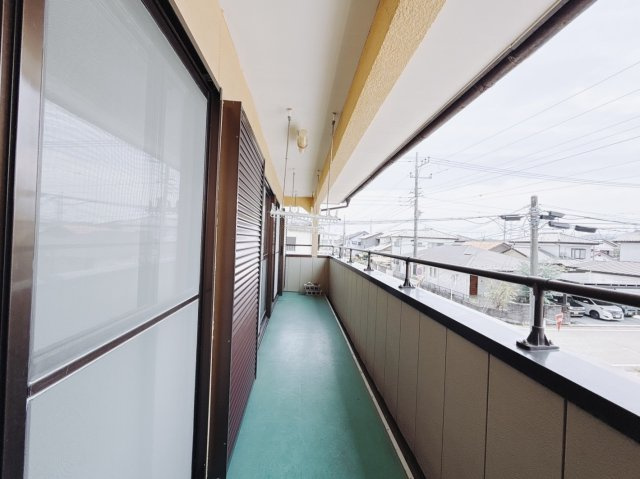 【中古戸建】高崎市吉井本郷のバルコニー|■バルコニー｜あたたかな陽のひかりを浴びることのできるバルコニー。お洗濯物やお布団を干せば、家族みんなが気持ちよく暮らすことができます(*^^*)
