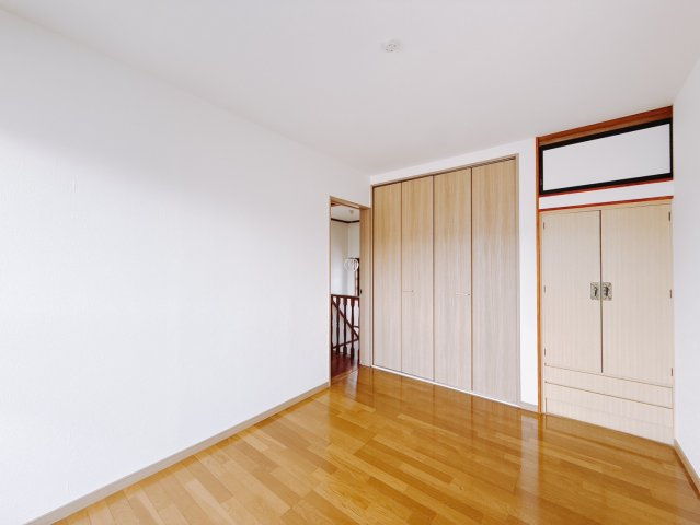 【中古戸建】高崎市吉井本郷の洋室|■洋室｜お子様の一人部屋にピッタリな洋室。木のぬくもりを感じるフローリングは、天然木の味わいが時とともに深みを増していきます。また、傷にも強く、フリーワックスでお手入れもラクラクです♪
