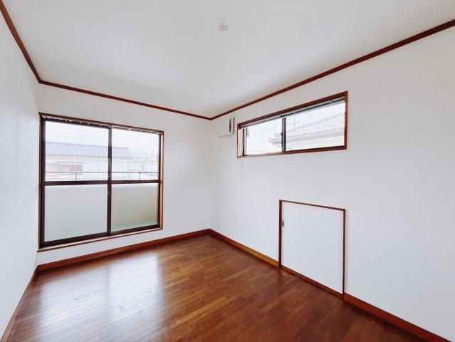 【中古戸建】高崎市吉井本郷の洋室|■洋室｜子供部屋のメリットは「自立心を養うことができる」「自分で整理整頓できるようになる」そして、お子様が成長した際には「プライバシーを確保できる」といい事だらけ♪