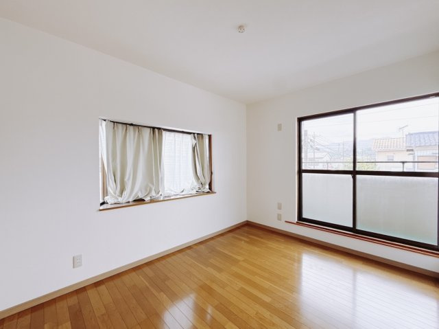 【中古戸建】高崎市吉井本郷の洋室|■洋室｜ナチュラルカラーの床です。模様替えなどとても楽しく工夫できます♪陽当たり、風通しもとても良いので毎日快適な生活スタートです！子供部屋にも良いですね♪