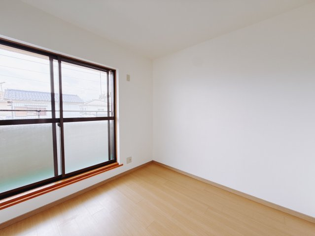 【中古戸建】高崎市吉井本郷の洋室|■洋室｜2階洋室には大きな窓をご用意しています。日中はあたたかな日差し差し込み自分時間も充実できますね＾＾