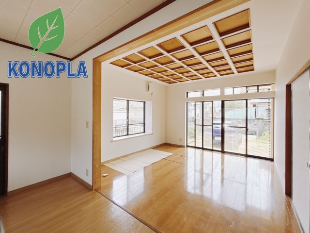 【中古戸建】高崎市吉井本郷の居間・リビング|■リビング｜落ち着きのある表情を見せるリビングダイニング。太陽の光がたっぷり差し込むリビングは、自然とご家族が集まる居心地の良い空間です。