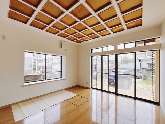 【中古戸建】高崎市吉井本郷の居間・リビング|■リビング｜家族でゆったりくつろげる、居心地の良いリビング♪賃貸と違って、テレビや音楽の音を気にしなくて良いことが嬉しいですね(*＾＾*)