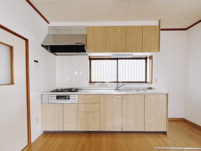 【中古戸建】高崎市吉井本郷のキッチン|■キッチン｜ワークトップ下には、圧力鍋やパスタ鍋などのかさばる調理器具もラクラク収納可能なスライド収納！ものが溢れがちなキッチン回りもスッキリきれいに管理ができます