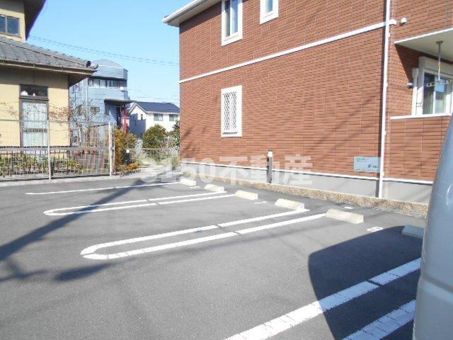 ヴァンロゼＡ　Ⅱの駐車場|駐車スペースもあります