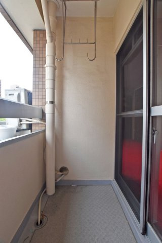 中津リバーサイドコーポＡ棟のバルコニー|洋室に面したバルコニーなので、布団干しなどの家事動線も快適です。