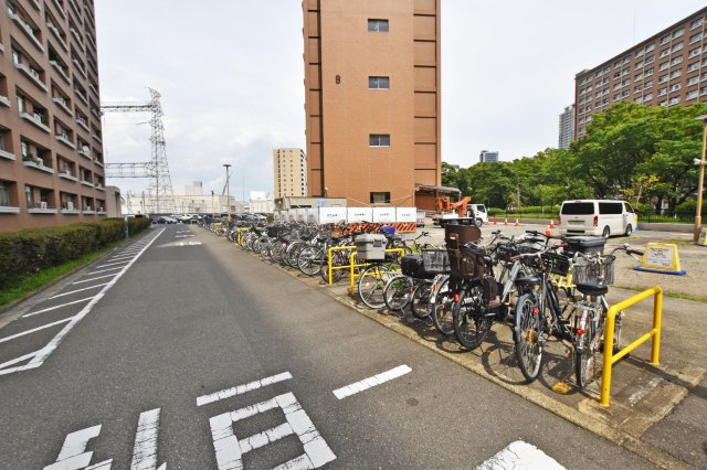 中津リバーサイドコーポＡ棟の駐輪場|自転車をご利用の方に嬉しい駐輪場付きです。