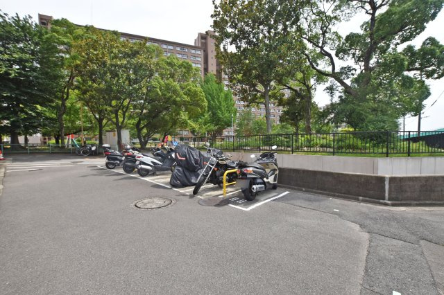 中津リバーサイドコーポＡ棟の駐車場|バイク置き場を備え、日常のお買い物や通勤・通学にも便利な住環境です。