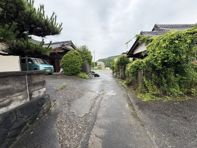 海草郡紀美野町吉野・中古戸建・54804の前面道路含む現地写真