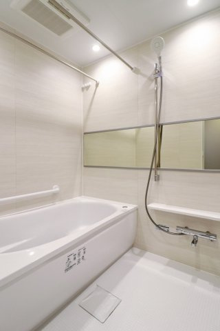 エクレールガーデン鷺ノ宮の浴室|エクレールガーデン鷺ノ宮：雨の日のお洗濯ものを干すにも便利な浴室乾燥機・追い焚き機能付き浴室です！
