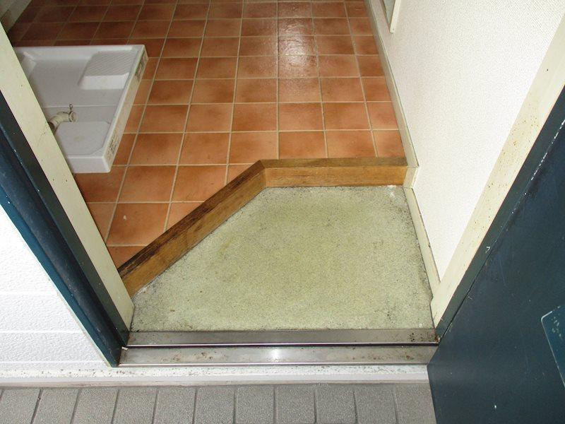 明石市貴崎５丁目のアパートの玄関