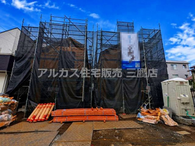 中央線 国分寺駅 16分 新築戸建 小平市上水南町2丁目の外観|建設が進む施工現場の全景。しっかりとした養生と安全管理のもと、順調に建築が進められています。