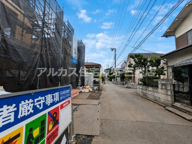 中央線 国分寺駅 16分 新築戸建 小平市上水南町2丁目の前面道路含む現地写真|現場の安全・施工管理が徹底された建築中の様子。前面道路もすっきりとしており、周辺環境の良さが伺えます。