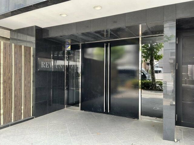 REV UNのエントランス