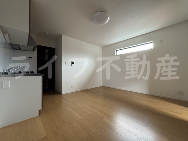 セレニティ荒本A棟の居間・リビング|こちらのリビングで趣味の時間をお楽しみください