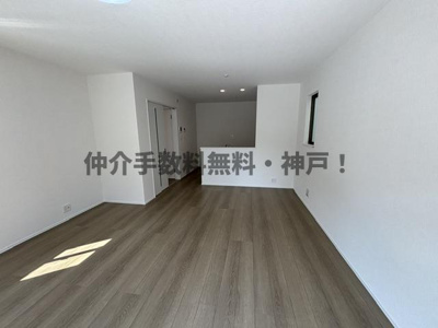 【居間・リビング】 | 神戸市西区玉津町今津　新築戸建　仲介手数料無料！ | こちらの居間で趣味の時間をお楽しみください