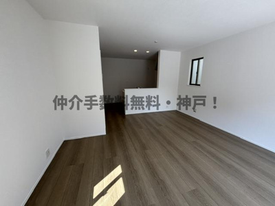 【居間・リビング】 | 神戸市西区玉津町今津　新築戸建　仲介手数料無料！ | ゆったりとしたリビングです