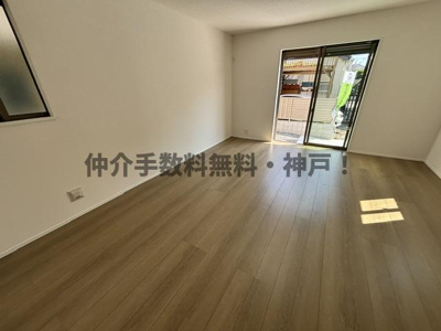【居間・リビング】 | 神戸市西区玉津町今津　新築戸建　仲介手数料無料！ | ゆったりとしたリビングです