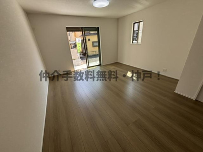 【居間・リビング】 | 神戸市西区玉津町今津　新築戸建　仲介手数料無料！ | ゆったり過ごせるリビングです
