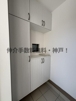 【玄関】 | 神戸市西区玉津町今津　新築戸建　仲介手数料無料！ | 収納もある玄関です
