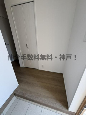 【玄関】 | 神戸市西区玉津町今津　新築戸建　仲介手数料無料！ | 明るい玄関です