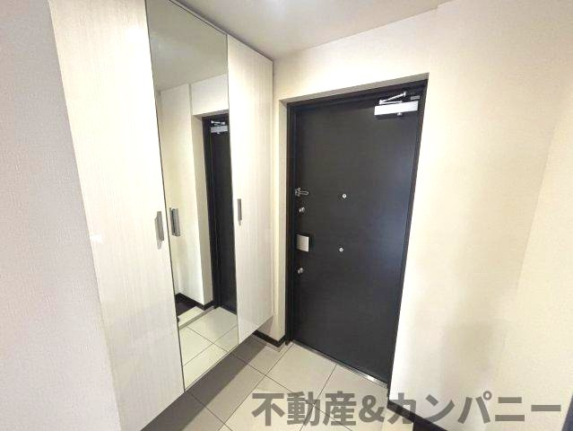 クレアホームズ松山千舟町の玄関|鏡付き玄関収納です