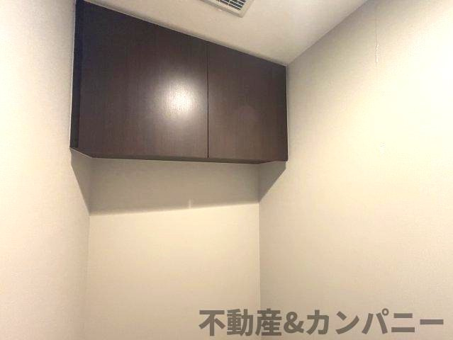 クレアホームズ松山千舟町のトイレ|トイレ上には収納スペースがあります