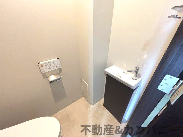 クレアホームズ松山千舟町のトイレ|独立型手洗い器付きトイレです