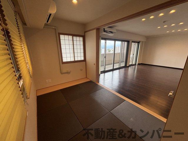 クレアホームズ松山千舟町の居間・リビング|和室から見たリビングです