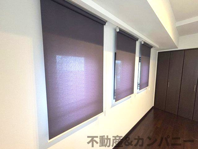 クレアホームズ松山千舟町の洋室|ロールカーテンがオシャレです