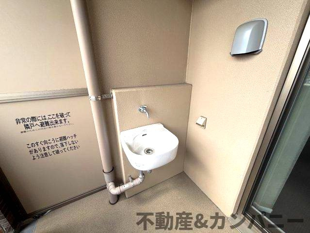 クレアホームズ松山千舟町のバルコニー|ちょっとしたものを洗うことができます