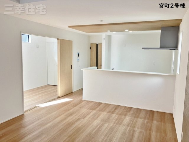 碧南市宮町2号棟の居間・リビング|リビングダイニング16帖　家具の配置に困らない使い勝手のいいリビング。下がり天井の効果は、手元が明るくなるので視覚的にお料理がおいしく見えると言われています！
