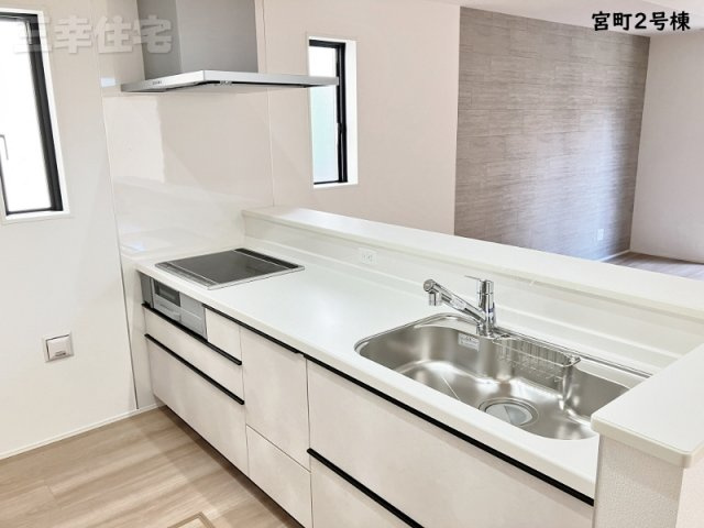 碧南市宮町2号棟のキッチン|家族の距離が縮まる対面式システムキッチン。キッチンを中心に笑顔と会話がはずむ開放的なスタイルです♪