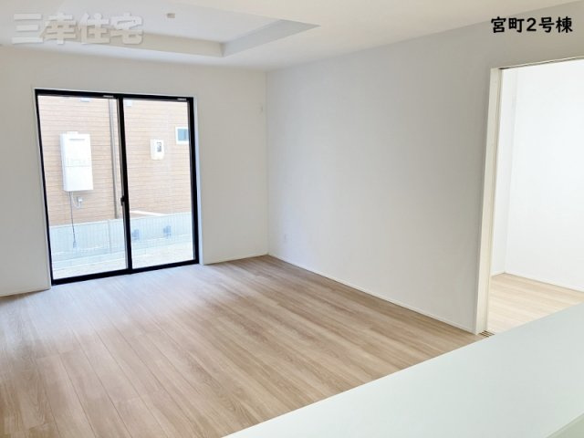 碧南市宮町4丁目2号棟の居間・リビング|折り上げ天井がオシャレです