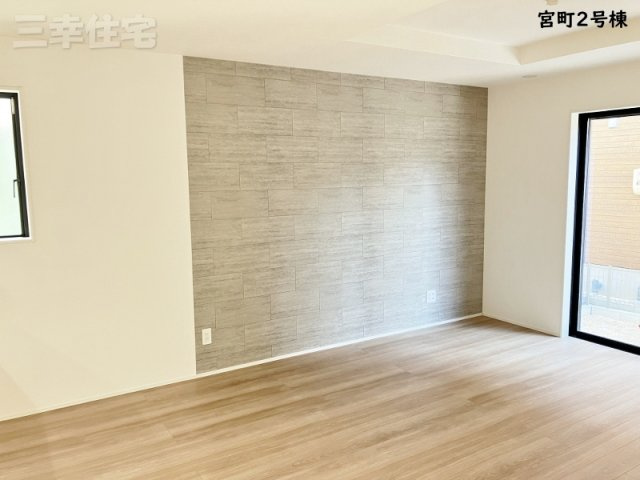 碧南市宮町2号棟の居間・リビング|リビングのアクセントクロス