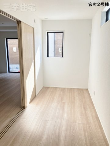 碧南市宮町2号棟の洋室|リビングと続き間になる4.5帖洋室。頭のいい子はやっている学習机を置いてリビングのそばで勉強をしてはいかが