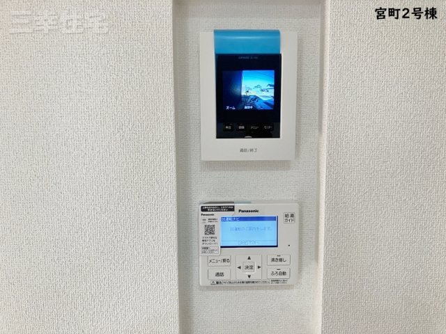 碧南市宮町2号棟のセキュリティ|安心・安全　夜間の訪問者もカラーでしっかり確認でき、録画をすることも可能です。エコキュートのリモコンも一緒にあります