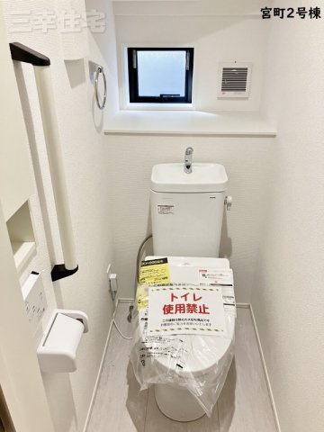 碧南市宮町4丁目2号棟のトイレ|1階2階ともにシャワートイレです。大変便利な収納棚がついています