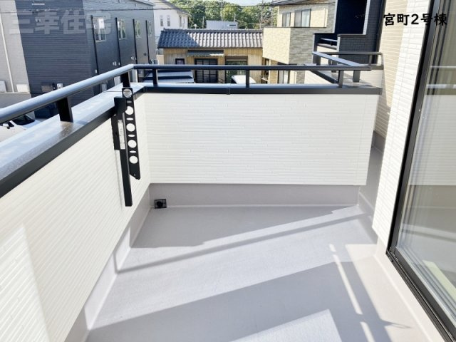 碧南市宮町2号棟のバルコニー|2部屋に面した南向きの明るいワイドバルコニー♪