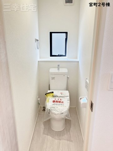 碧南市宮町4丁目2号棟のトイレ|2階のシャワートイレ。寝ていても近くにあるから安心ね