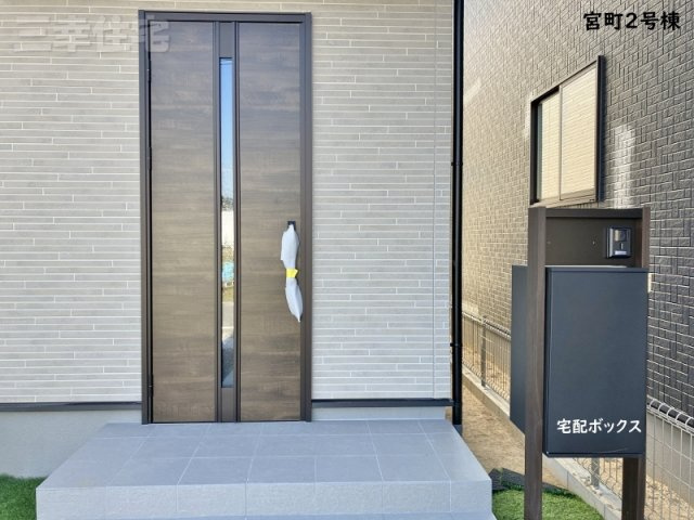 碧南市宮町2号棟の玄関|玄関の鍵はスマートキー、宅配ボックス、シャッターもあって防犯対策も安心です