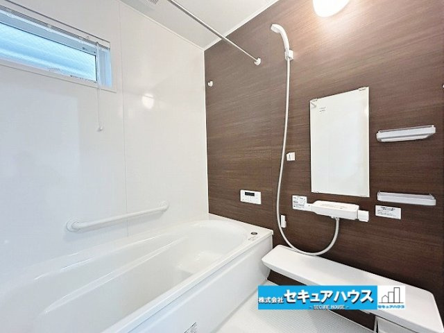 【中古住宅】名古屋市南区七条町3丁目の浴室|【浴室】
◆アクセントパネルで落ち着きのある雰囲気を演出します。毎日の疲れを癒やすバスタイムをお楽しみ下さい！
◆窓付きで、カビの繁殖を抑える効果があります。　　　